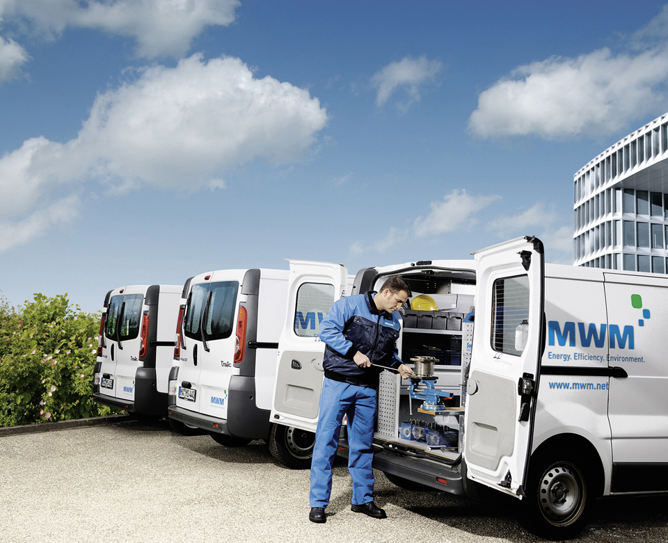 MWM Servicepartner MWM Servicemitarbeiter an geöffneter Hintertür eines Werkstatt-Autos