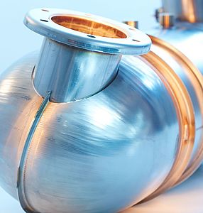 Deutz Abgasfilter bei IBH Metallischer Körper mit rundem Abschluss und seitlicher Öffnung