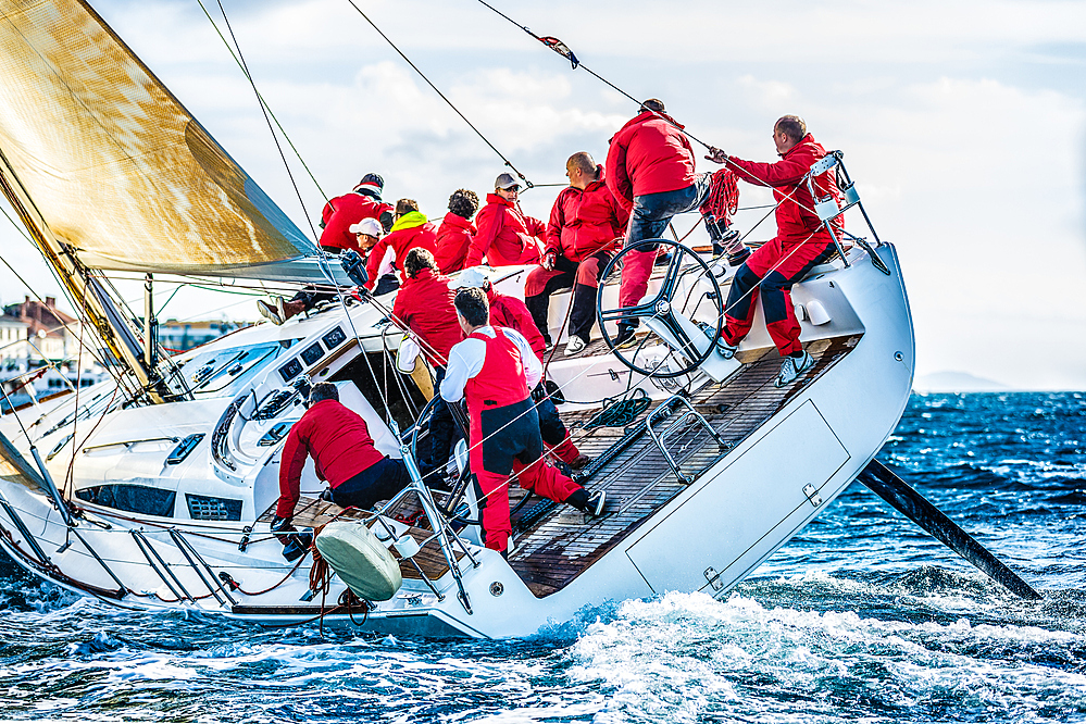 IBH Yachtservice für Sie vor Ort Segelyacht mit Crew auf dem Meer