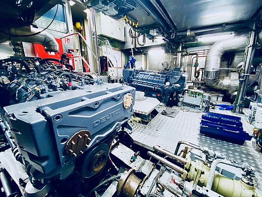 Maschinenraum mit Deutz Schiffsmotoren fensterloser Raum mit zwei Motoren und zahlreichen Leitungen