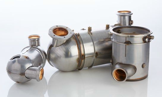Deutz Abgassysteme bei IBH Mehrere metallische Gegenstände mit Öffnungen und Anschlüssen