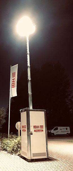 IBH Lichtmast Box zur Baustellenbeleuchtung Lampe an einer lange senkrechten Stange