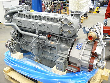 Grauer Motor auf einer Palette in einer Werkshalle