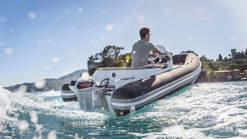 Torqeedo elektroantriebe bei IBH Mann auf einem Motorboot mit Torqeedo Antrieb