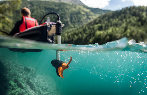 Torqeedo Ultralight Außenborder bei IBH Lanschaftaufnahme mit Torqeedo Antriebsschraube unter Wasser