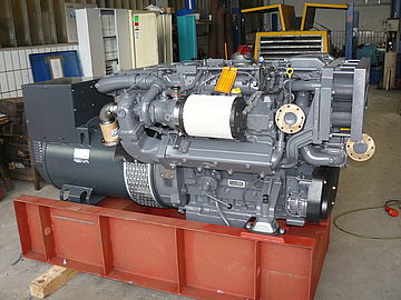 Luftgekühlter Schiffsmotor bei IBH grau-schwarzer Motorblock auf Transportunterlage