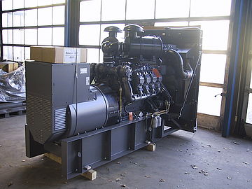 Elastisch gelagerte E-Pacs von Deutz Schwarzer Motorblock vor einer sonnigen Halleneinfahrt